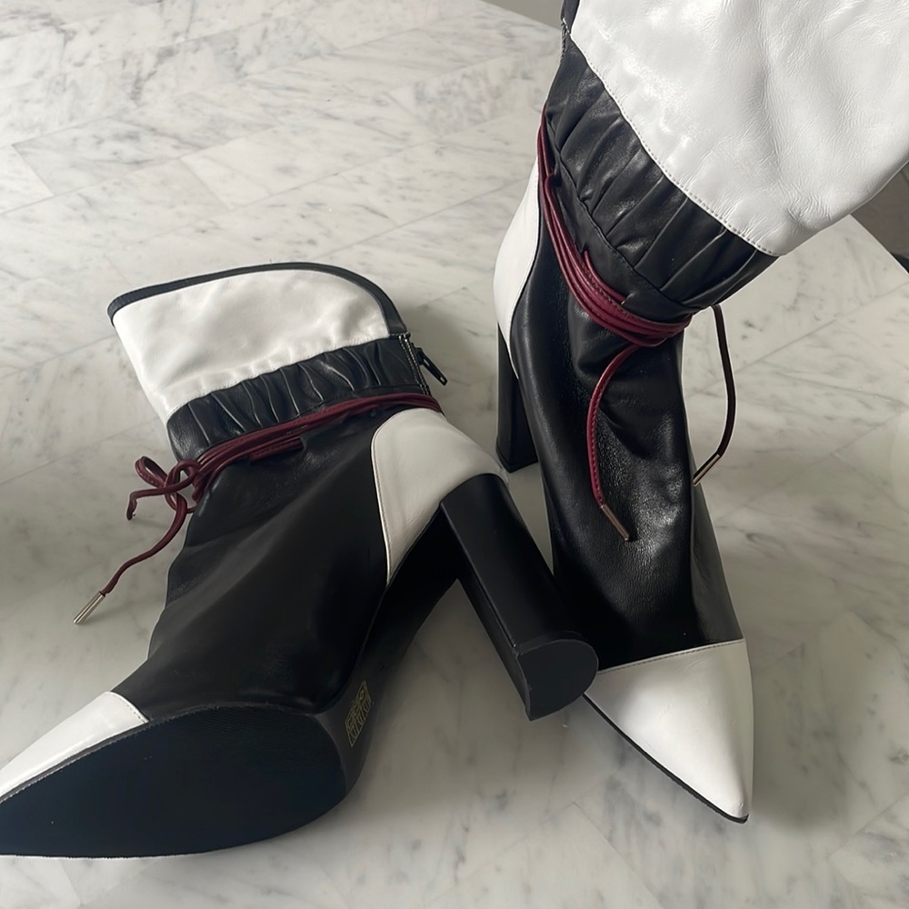 They’re too tight fit my feet. Never Worn